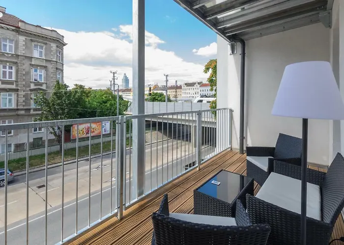 Spacious In Center With Terrace * וינה
